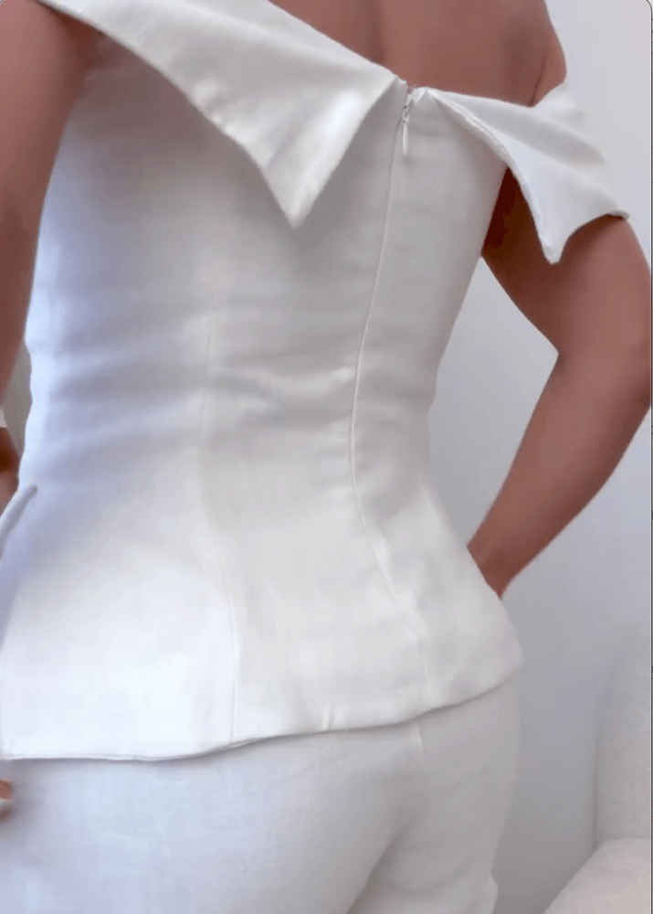 Women's Two-Piece Suit with Tailored Fit and Classic Design