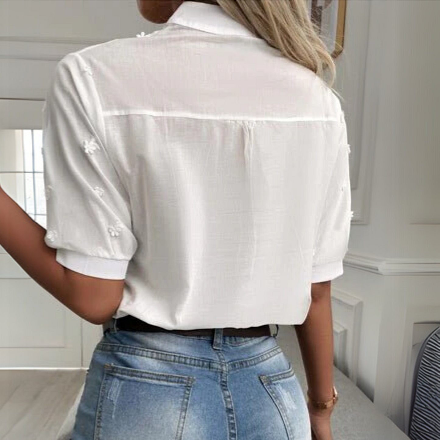 Women's Classic Blouse with Tailored Fit and Versatile Style
