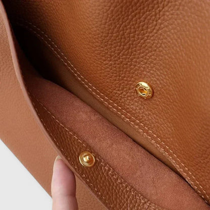 Women's Structured Handbag with Zipper Closure and Interior Pockets