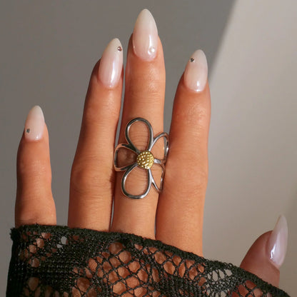 June Garden Daisy Ring