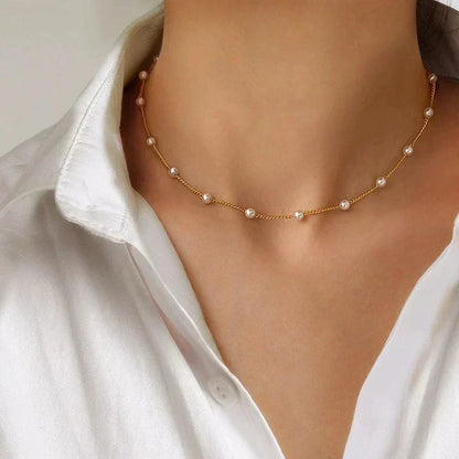 Women's Jewelry Necklace with Gold Pearls and Classic Design