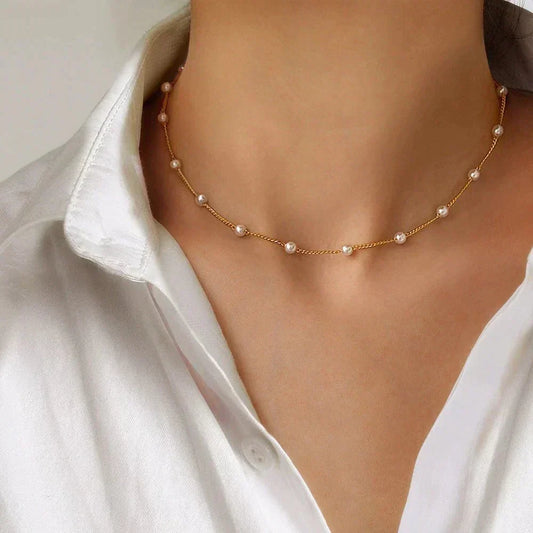 Women's Jewelry Necklace with Gold Pearls and Classic Design