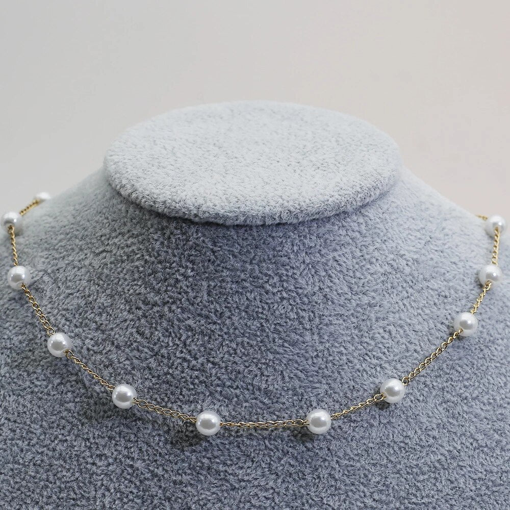 Women's Jewelry Necklace with Gold Pearls and Classic Design