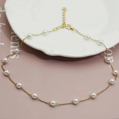 Women's Jewelry Necklace with Gold Pearls and Classic Design